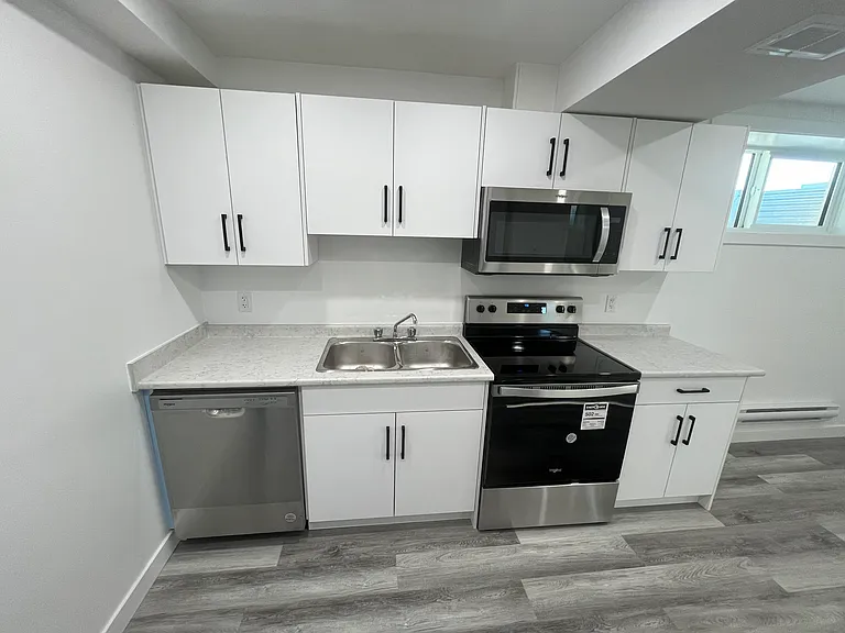 115 Stromberg Cres #B — Photo 6