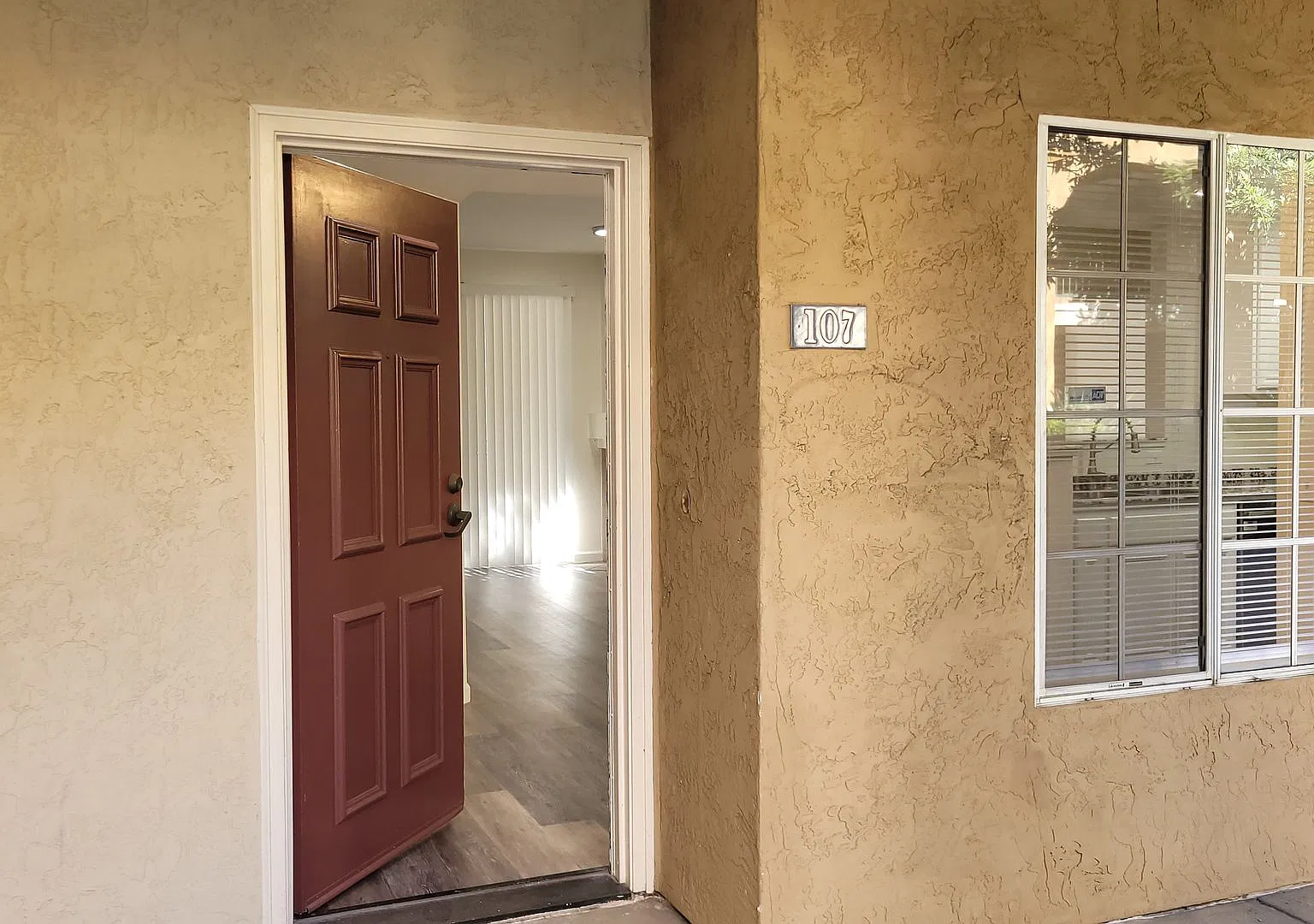 River Colony townhome - centrally located — Photo 2