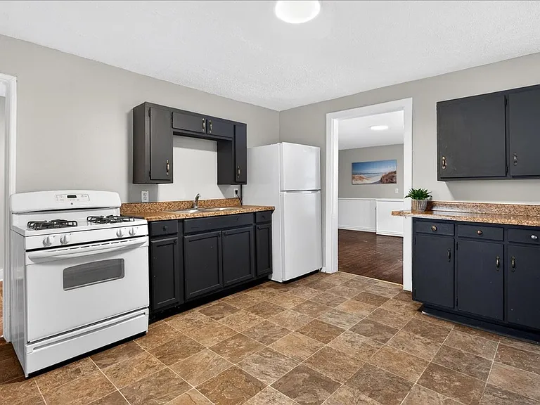 413 E Ormsby Ave — Photo 15
