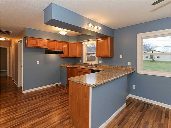 5th image of 1222 E Hazelwood South Dr