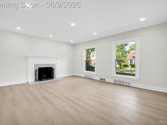 4th image of 16904 Pierson St