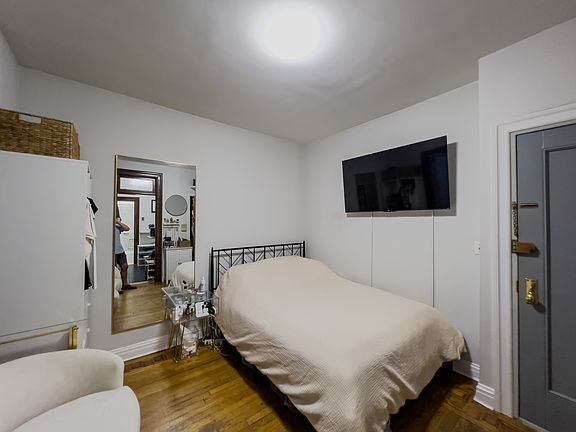 2nd image of 42 Bank St #13B