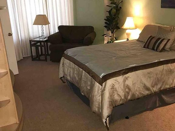 Master bedroom (queen).