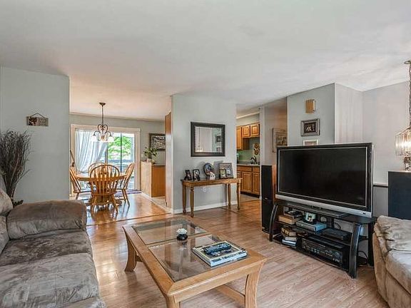 3rd image of 46 Vermont Dr