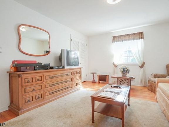 5th image of 1060 Lawrence Ave