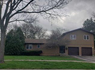 585 Chardonnay Ln, Crystal Lake, IL 60014