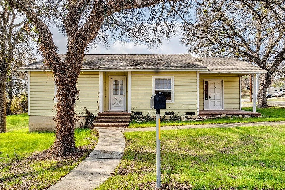 3 bed, 1.0 bath, 1153 sqft, $1,550 — Photo 1