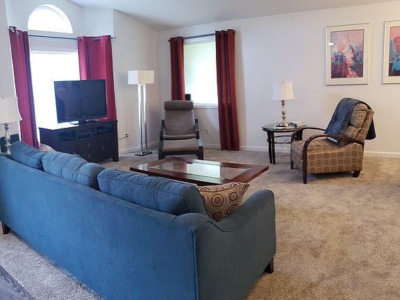 5th image of 320 S Fredericksburg Way
