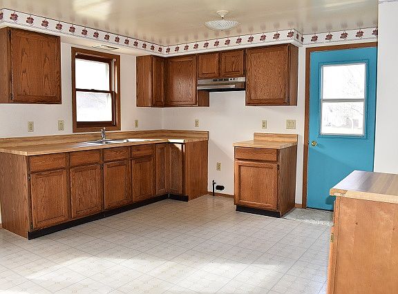 2nd image of 833 W Belle Ave