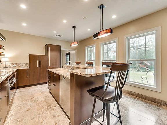 5th image of 934 Greenbriar Ln