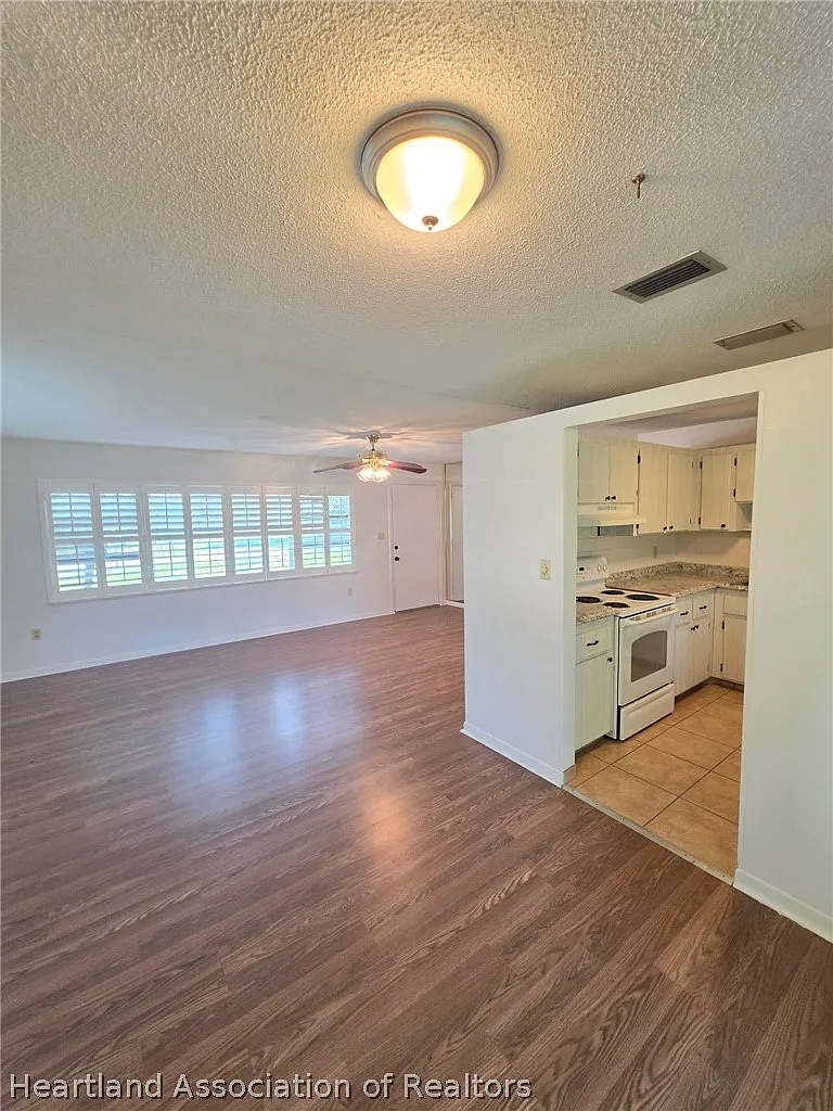 2 bed, 1.0 bath, 928 sqft, $1,400 — Photo 4