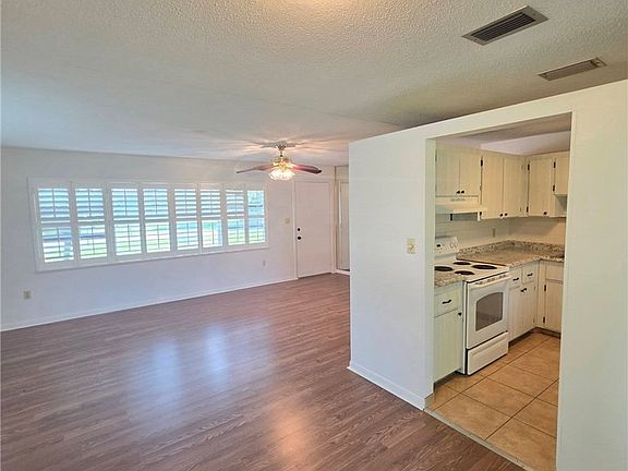 4th image of 221 Harmony Ln