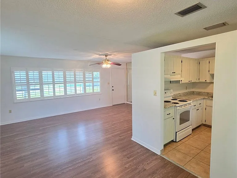 221 Harmony Ln — Photo 4
