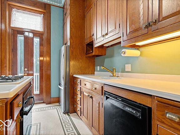 21st image of 524 W Sycamore St
