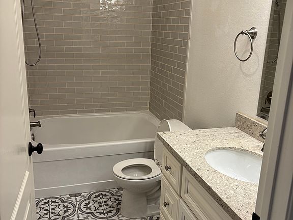 4th image of 828 N Hudson Ave APT 109