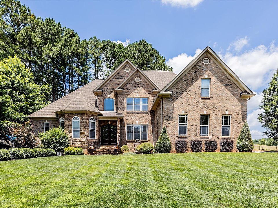 1st image of 139 Waterbury Dr