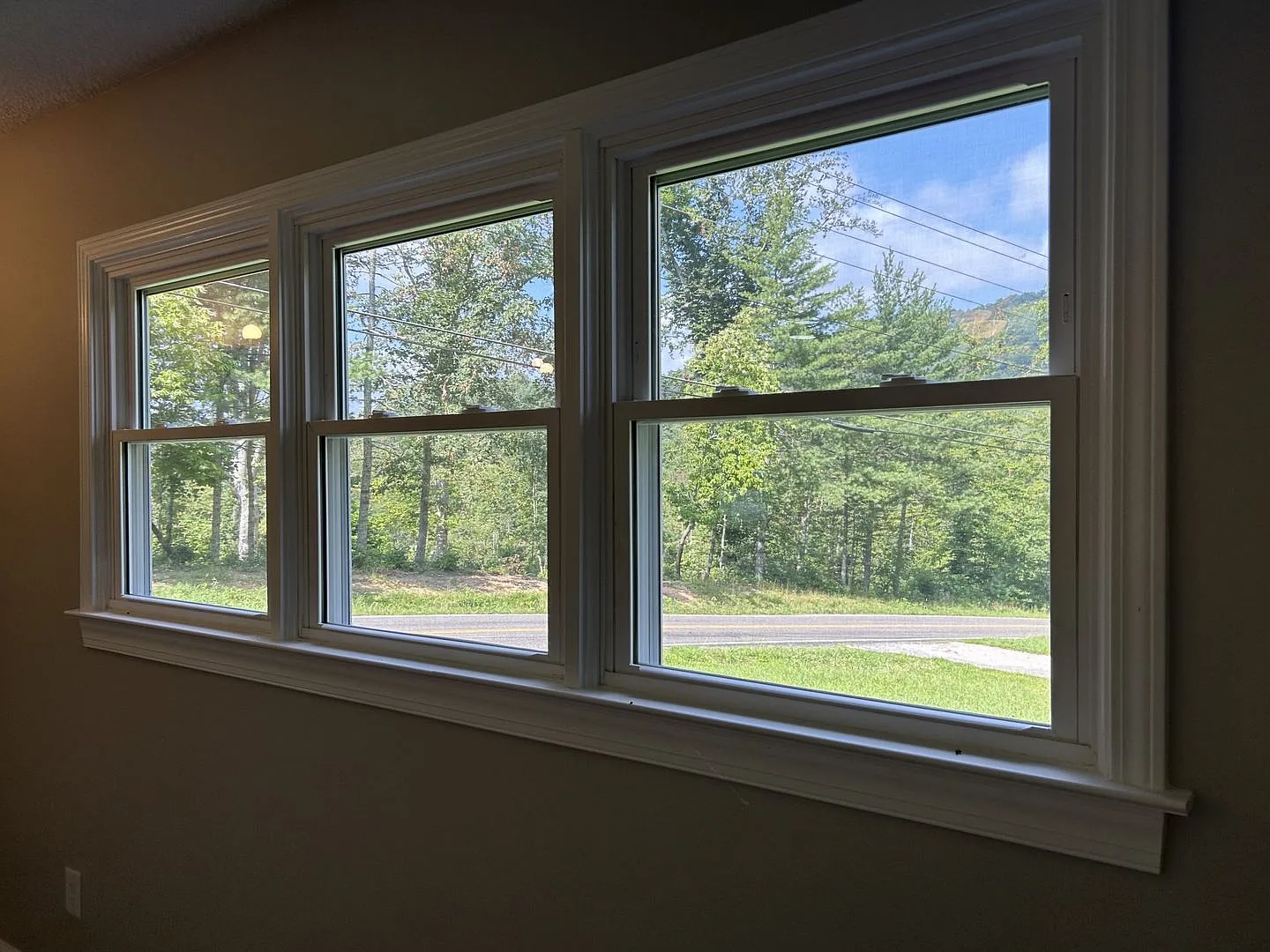Cute Cottage Overlooking a Wooded Area — Photo 3
