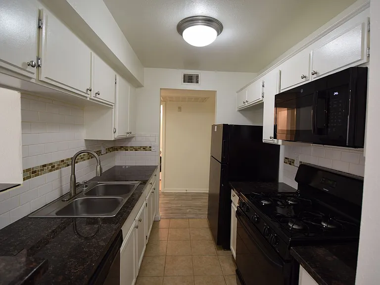 11035 Otsego St — Photo 7
