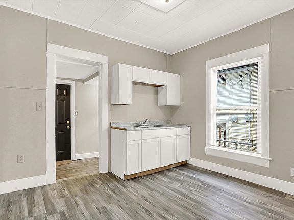 3rd image of 419 N Centennial St
