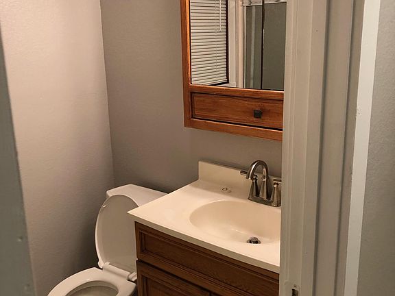 3rd image of 313 Elm St W APT 1