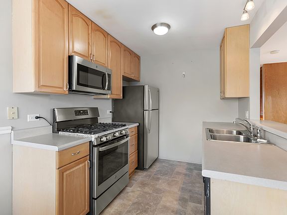 3rd image of 748 Whitesail Dr #0
