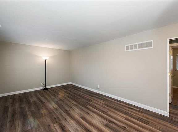 3rd image of 425 Versailles Dr