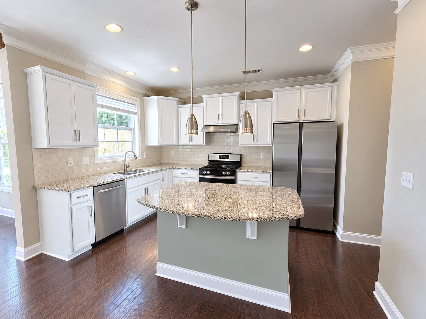 3 bed, 2.5 bath, 2400 sqft, $3,200 — Photo 3