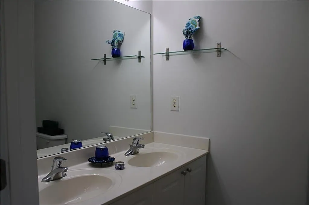 3 bed, 3.5 bath, 1326 sqft, $2,700 — Photo 2