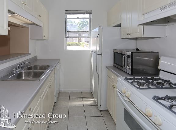 2nd image of 1441 W Oakdale Ave #Ch