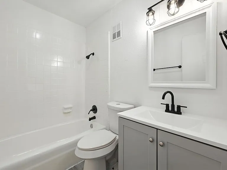 South Crest Apartments: All Bills Paid -Dazzling Dallas Apartments in Quiet Area! — Photo 26