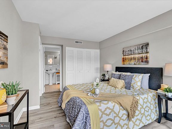 5th image of 1300 Army Navy Dr APT 518