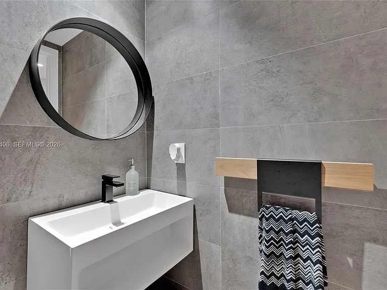 121 NE 34th St #Penthouse 3217 — Photo 4