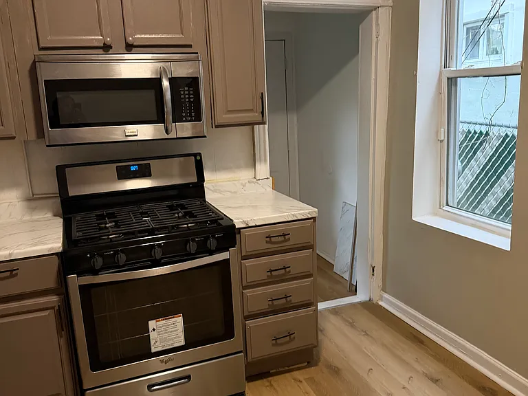 1370 Narragansett St — Photo 11