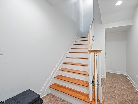 4th image of 214 Kensington Ln