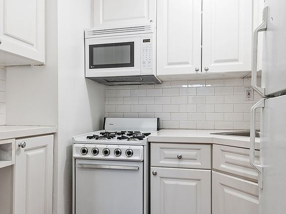4th image of 135 E 54th St #4O