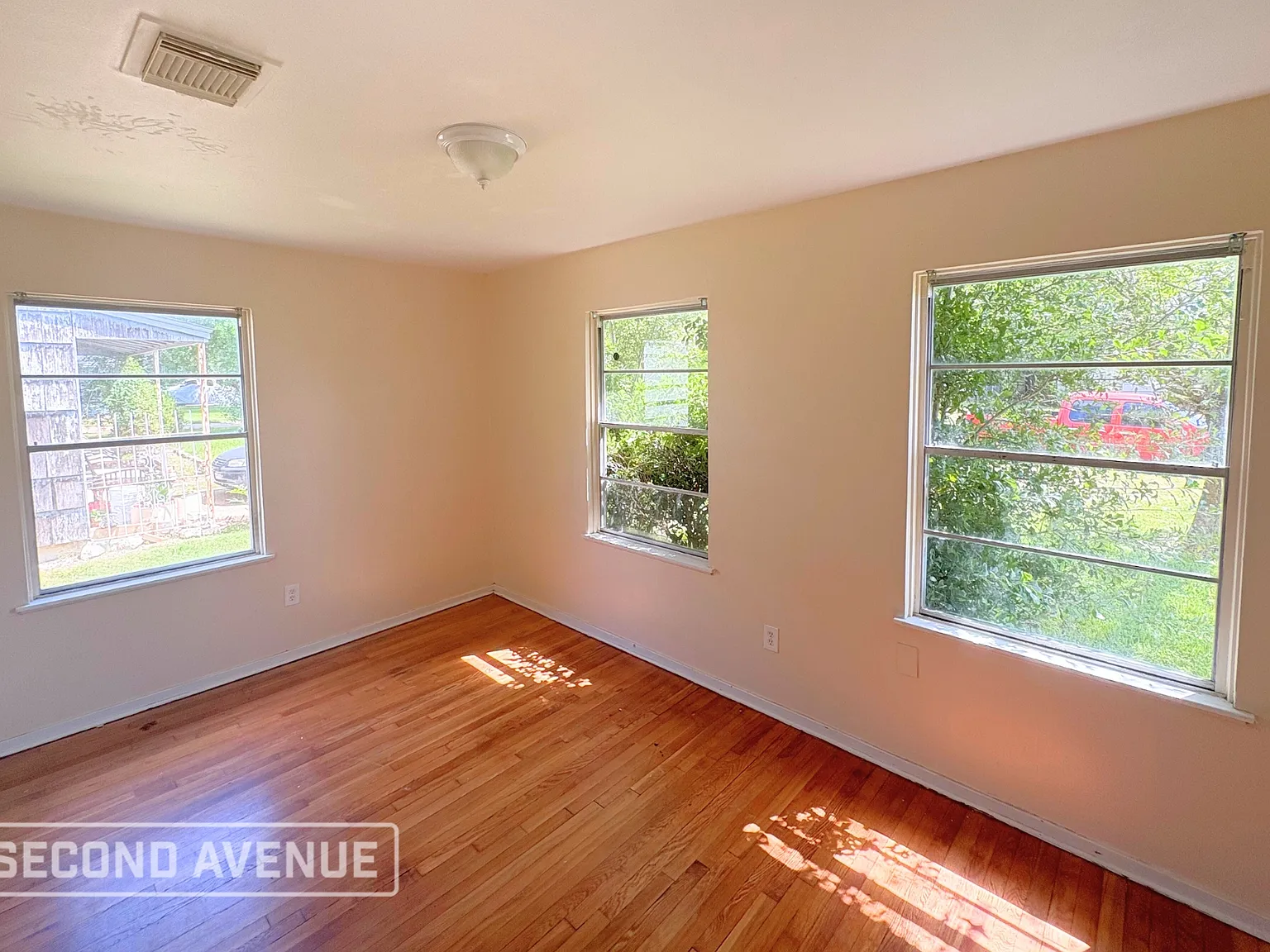3 bed, 1.0 bath, 920 sqft, $1,095 — Photo 2