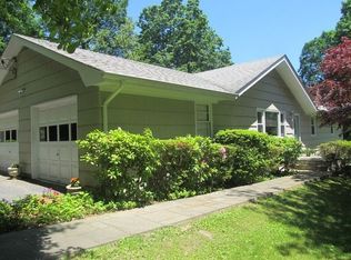 8 Greenwood Dr, Mahopac, NY 10541