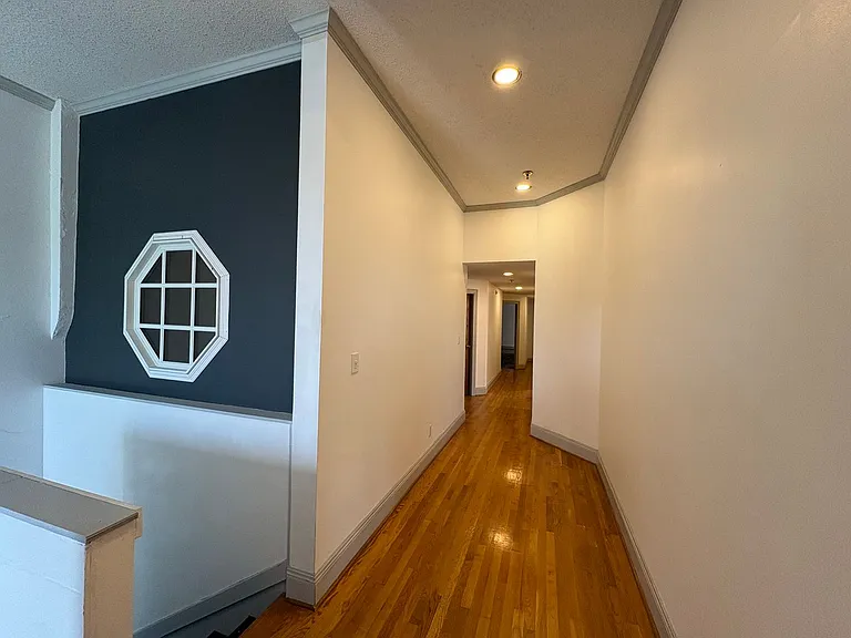 110 W Summit Hill Dr — Photo 8