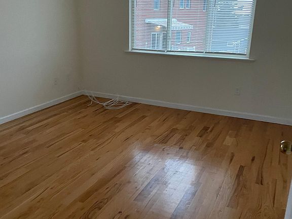 5th image of 450B Bradley Ave