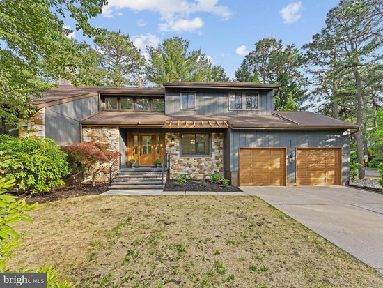 1 Bronwood Dr, Voorhees, NJ 08043