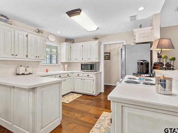3rd image of 16842 Terrebonne Dr
