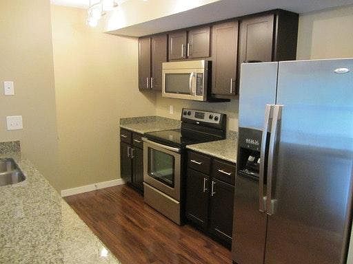 5th image of 1000 Oakcrest St APT 306