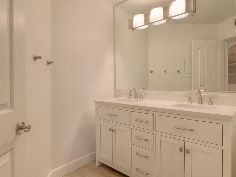 5104 N 32nd St #408 — Photo 9