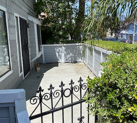 4th image of 1051-1055 N Newport Ave #1