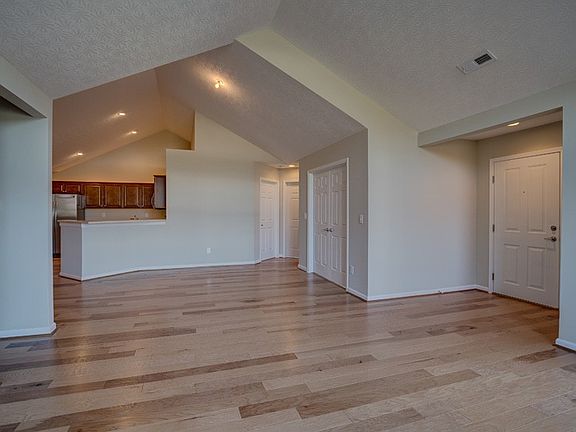 5th image of 9004 Royal Oak Ln