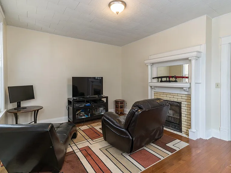 420 Ada St — Photo 2