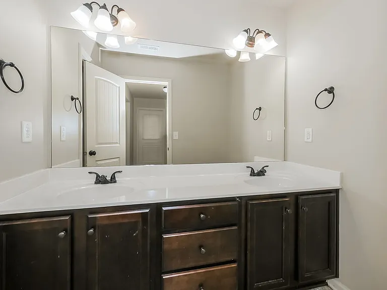 917 Piedmont Dr — Photo 16