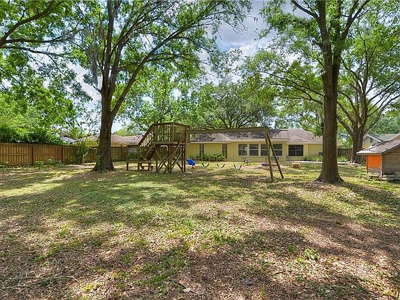 3rd image of 803 Sandalwood Dr