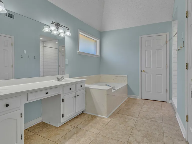 3933 Oak Forest Dr — Photo 18