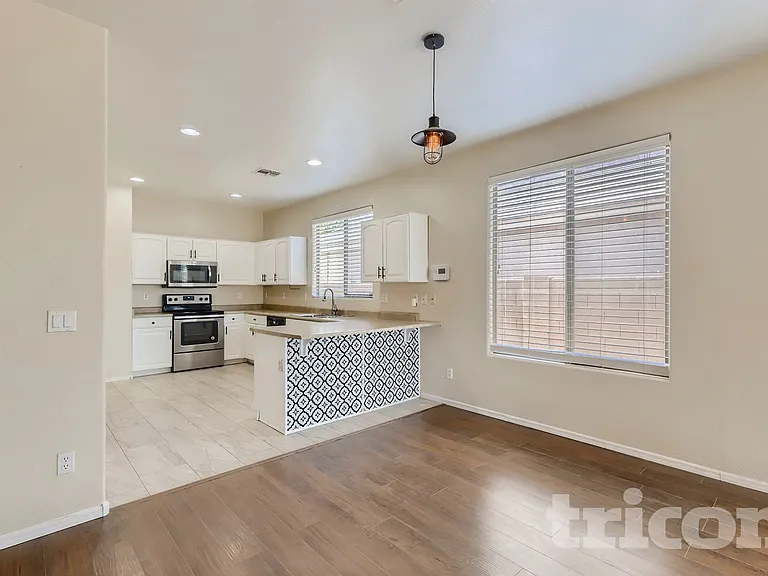 6608 S 45th Ln — Photo 4